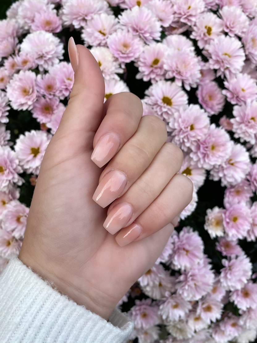 Lange nude nagels in coffin-vorm voor roze chrysanten