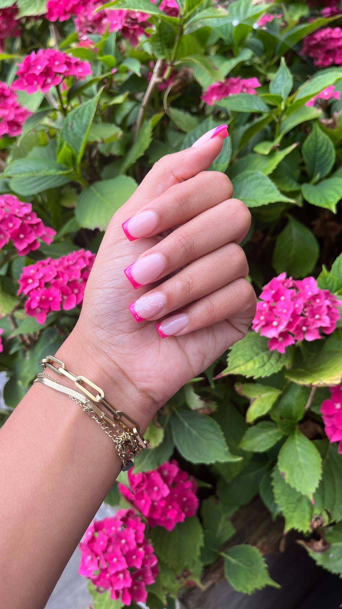 Roze french nagels voor roze hortensia's